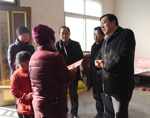 李玉平深入定远县二龙乡岗镇村调研扶贫工作