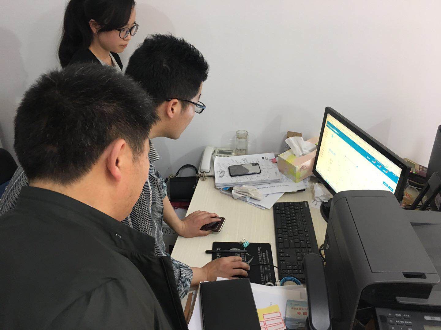 在来安县某机关办公室,舒玉春打开一台办公电脑,进入浏览器,仔细查看
