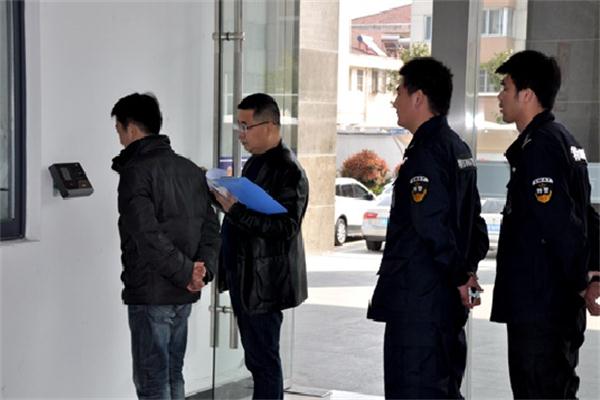 公安局办事人员上班时间不按照作息时间上班 